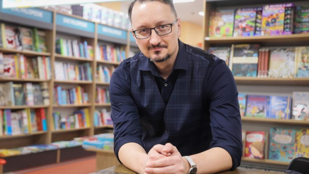 Konverzačná smršť v podzemí Spišského divadla. Hosťom bude autor strhujúcich trilerov Jozef Karika