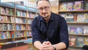 Konverzačná smršť v podzemí Spišského divadla. Hosťom bude autor strhujúcich trilerov Jozef Karika