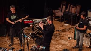 Gitarista Peter Uher obohacuje jazz ambientným zvukom