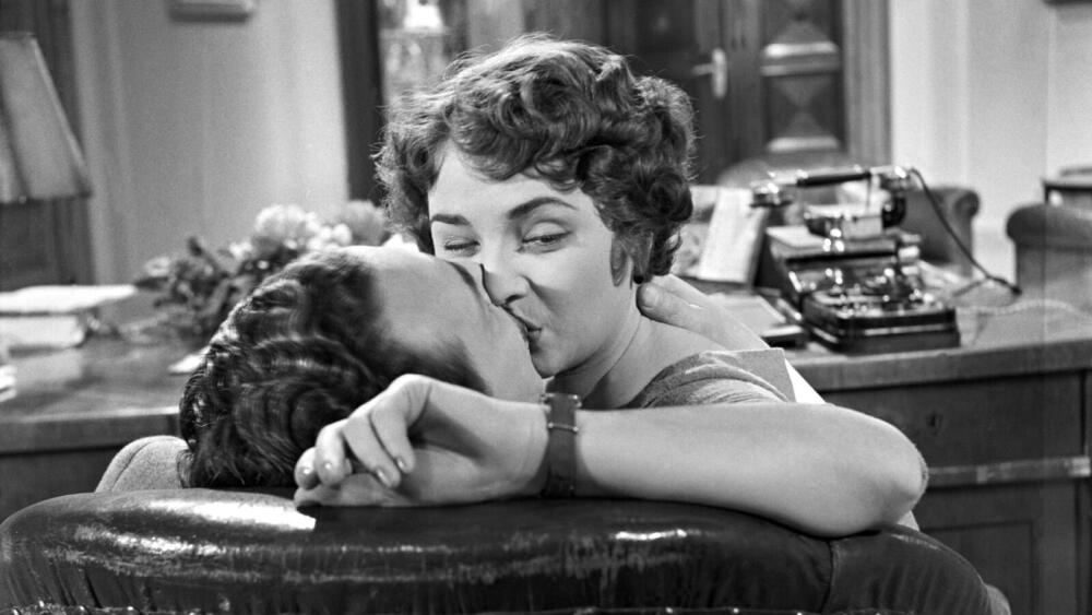 V Kine Lumière pokrstia monografiu o legendárnej slovenskej herečke Eve Krížikovej