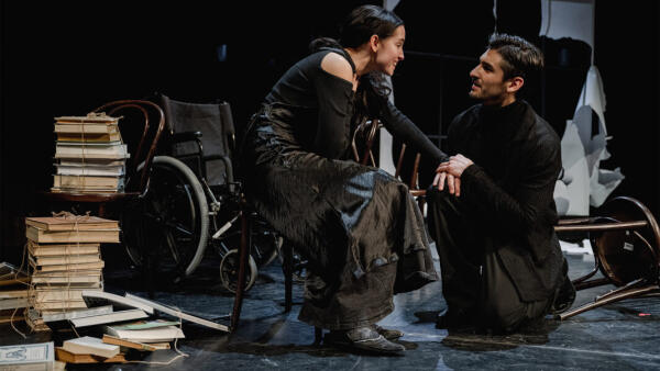 Čechovova hra Čajka o dezilúziách lásky v réžii Romana Poláka začína známou piesňou