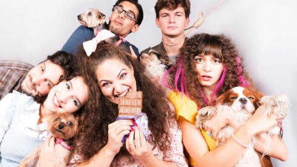 Inscenácia Papkáči čokolády je provokatívnym príbehom sestier, ktoré nevychádzajú z domu