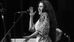 Skupina Linkin Park sa po rokoch vracia na scénu s novou speváčkou