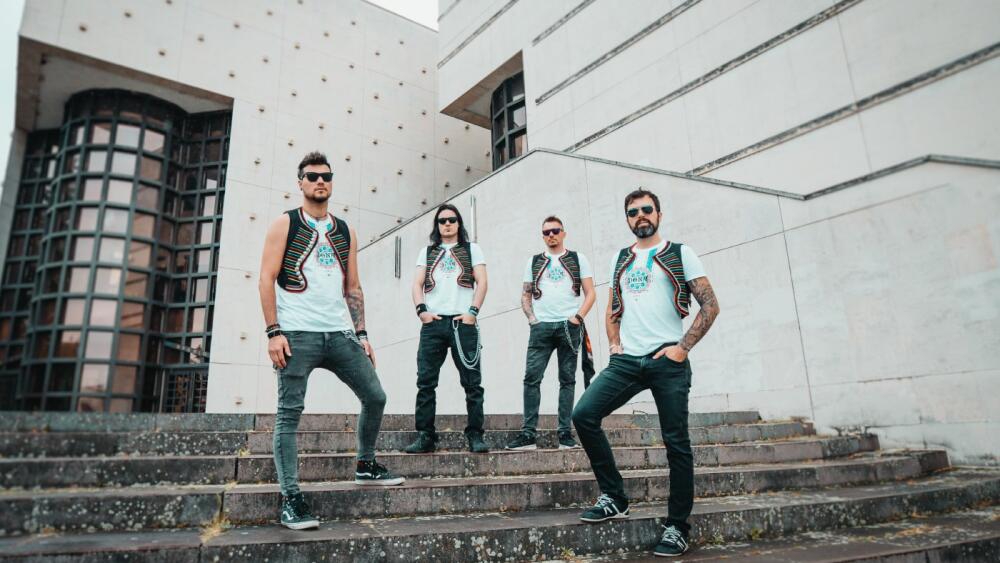 Ľudová pesnička Pod horou dostala punkovú podobu. Vypočujte si novinku kapely Dora