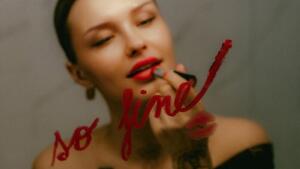 Blanch sa pripomína odľahčeným popovým singlom So Fine