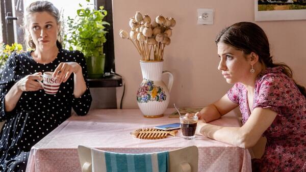 Svadobná tragikomédia Kavej prekvapuje srdečným humorom