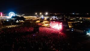 Silný vietor zvalil veľký stan na Pohode. Festival ukončili