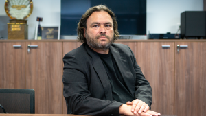 Vedením STVR je dočasne poverený Igor Slanina, rozhlasovú zložku vedie Roman Bomboš