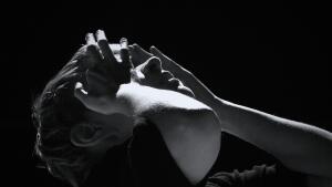 TÍ, KTORÍ TANCUJÚ V TME je energický film o mladých nevidomých, ktorý sa nebojí humoru