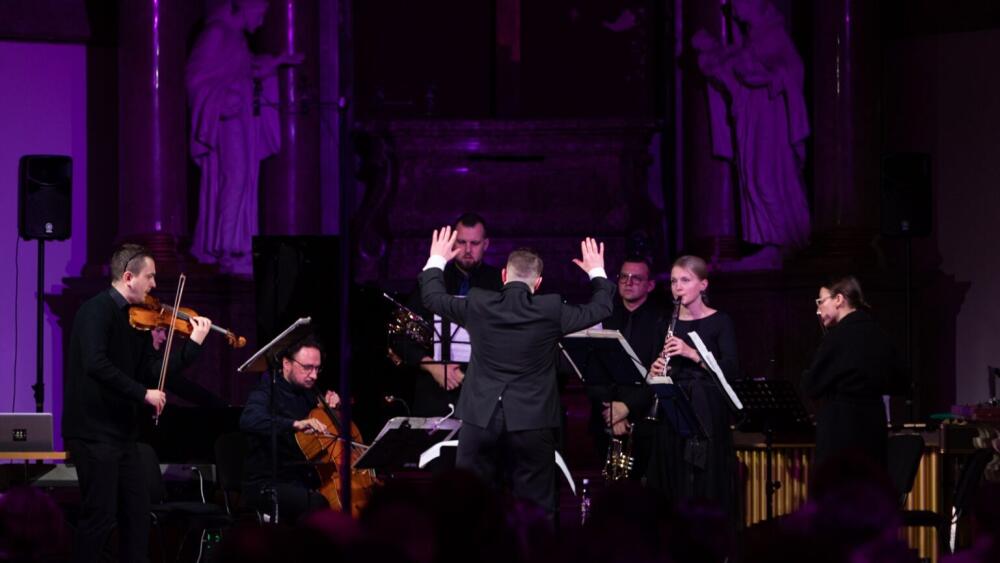 Jedinečné zážitky s hudbou Jamesa Tenneyho v Klariskách