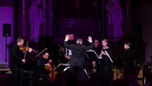 Jedinečné zážitky s hudbou Jamesa Tenneyho v Klariskách