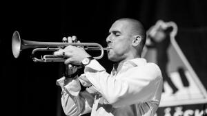 Oskar Török klope na jazzovú bránu s novým singlom Ťuki Ťuki Ťuk