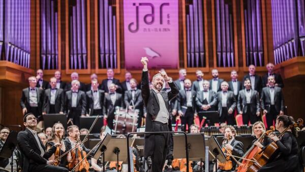 Pod taktovkou Jindru: Lekcia ticha s Parsifalom a hlboký duchovný odkaz Brucknera