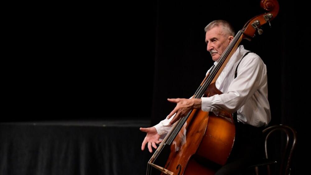 Predstavenie Süskindovho Kontrabasu v Dome umenia v Piešťanoch