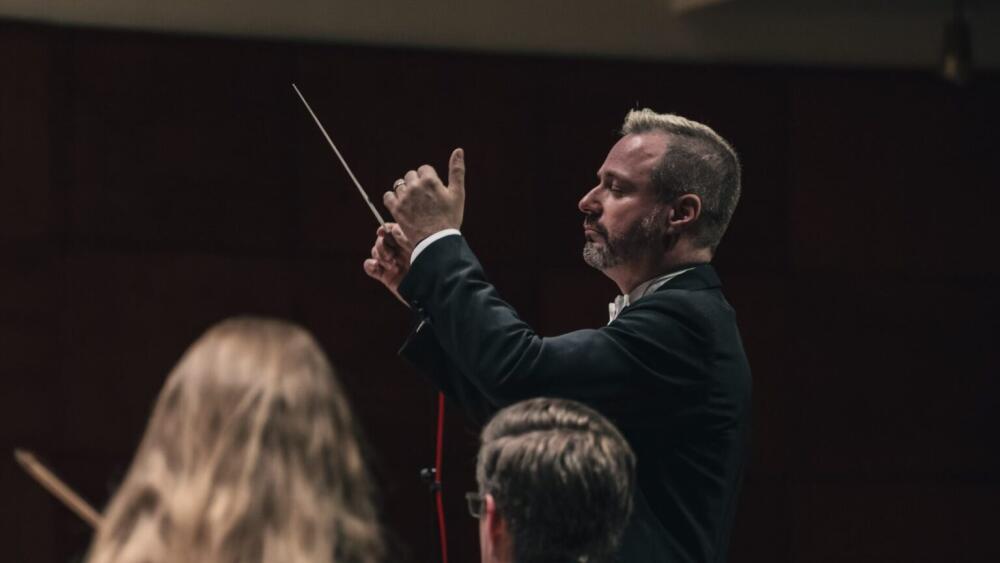 Má vlast v Košiciach: Robert Jindra vedie orchester k špecifickej zvukovosti