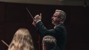 Má vlast v Košiciach: Robert Jindra vedie orchester k špecifickej zvukovosti