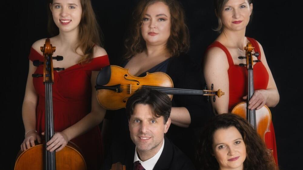 Perinbaba, klasika, gospel aj keltská hudba: James Evans a The Ladies Ensemble