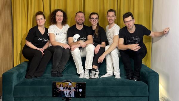 Zvučka z Priateľov vo veselom coveri WAF BAND