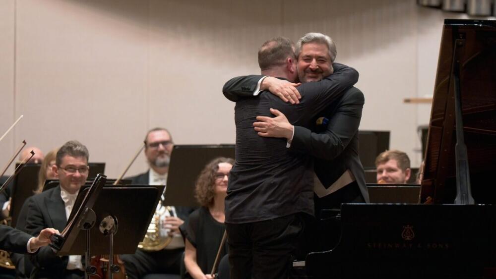 Pod taktovkou Raiskina: Vtip Schnittkeho tanga, Vondráčkov čistý Mozart a sugestívny Grieg