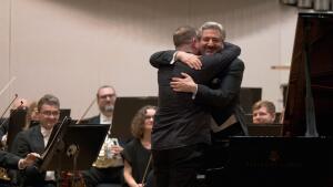 Pod taktovkou Raiskina: Vtip Schnittkeho tanga, Vondráčkov čistý Mozart a sugestívny Grieg