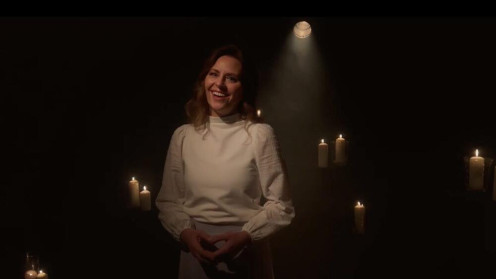 Slovenská šansoniérka Lucia Bujnová predstavuje nový videoklip k piesni Vianoce