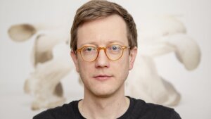 Stroon v Meditations on Dichotomy uvažuje o napätí v spoločnosti