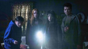 Hviezdy Stranger Things a Sexuálnej výchovy prídu do kín v horore Schovaní, neschovaní