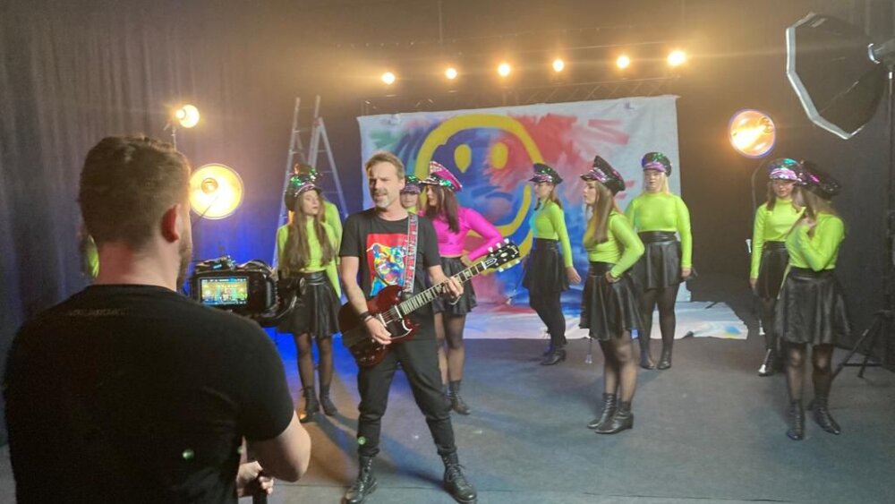 Skupina Peter Bič Project predstavuje novinku Len sa smej