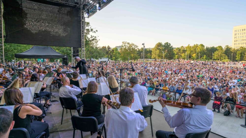 Tisíce Bratislavčanov počúvali na Námestí slobody Slovenskú filharmóniu