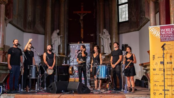 Sonórne svety kórejského kajagumu a polyfónia z Okcitánie