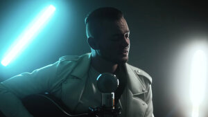 Braňo Mojsej ml. prichádza s letným závanom v novinke Na krídlach