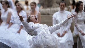 Štyridsať neviest sa po roku opäť spoločne nadýchne