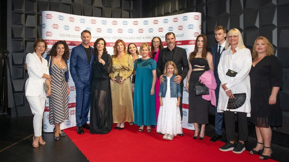 Slávnostná premiéra filmu Nikdy nehovor nikdy bola plná slovenských a českých hviezd