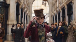 Timothée Chalamet sa predstavuje ako Wonka v traileri rovnomenného čokoládového filmu