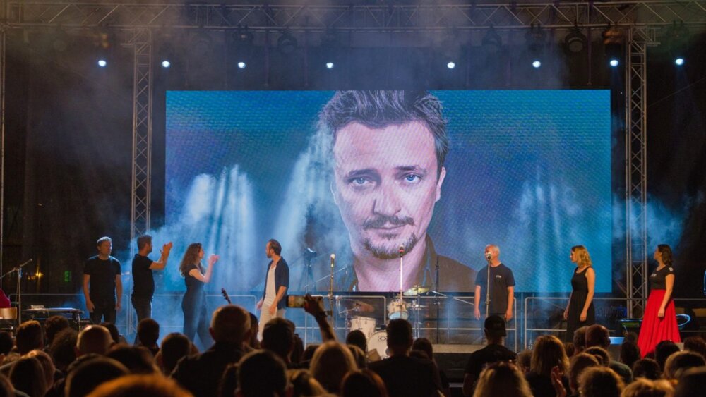 Koncert venovaný Danovi Heribanovi zaplnil námestie na festivale Dotyky a spojenia