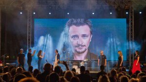 Koncert venovaný Danovi Heribanovi zaplnil námestie na festivale Dotyky a spojenia