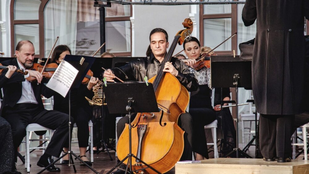 Roman Patkoló rozospieval kontrabas v kaštieli Orlové