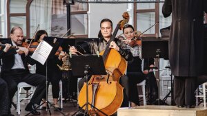 Roman Patkoló rozospieval kontrabas v kaštieli Orlové