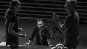 Postavy v situáciách ohlodaných na dreň