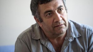 Režisér Mano Khalil: Zo školy sme si niesli nenávisť, no rodičia nám zakaždým dali dávku protijedu