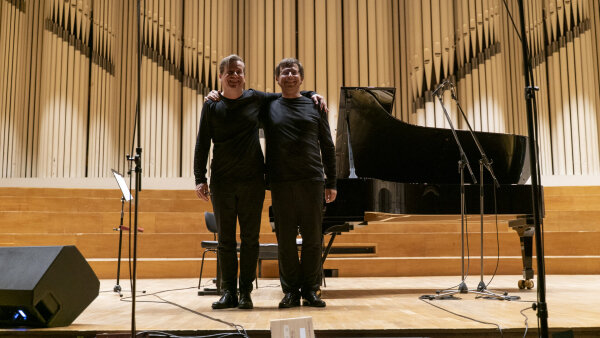 53S: SÓLO PRE DVA STEINWAYE – PIANO DAYS