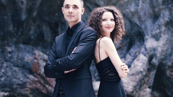 53S: SÓLO PRE DVA STEINWAYE