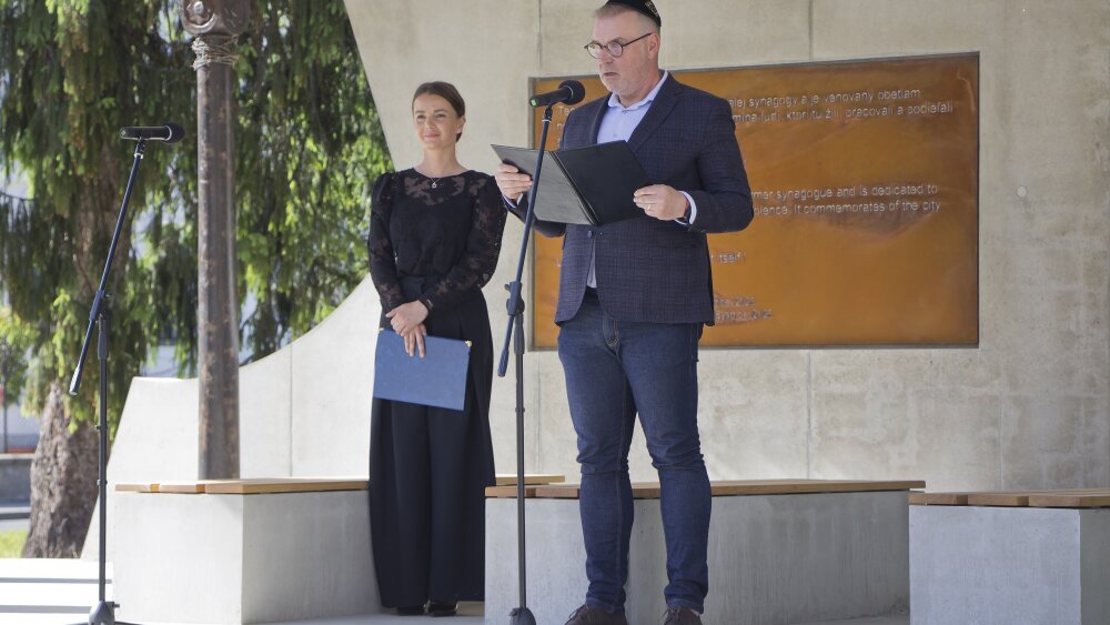 4_Pamatnik obeti holokaustu a rasoveho nasilia v Banskej Bystrici (4).JPG