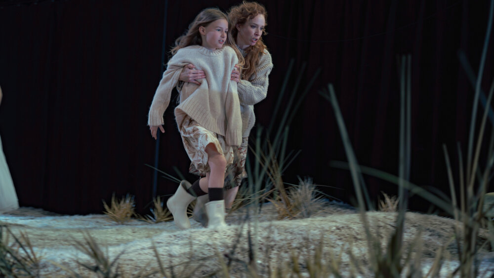 Anna Kovacova(Josie Kilbridova), Tana Pauhofova (Hester Swanova).jpg
