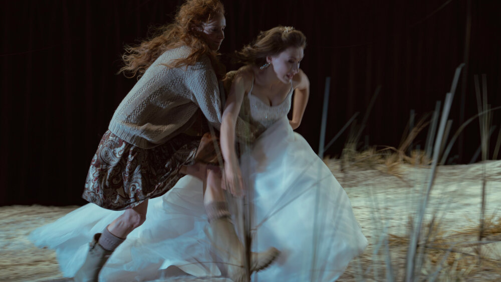 Tana Pauhofova (Hester Swanova), Anna Magdalena Hrobonova (Carolina Cassidyova).jpg
