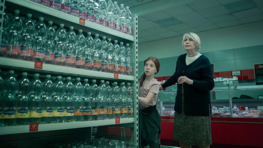 Bojovník_Eliška Balzerová so svojou filmovou pravnučkou, ktorú hrá Mia Bankó_zdroj Bontonfilm.jpg