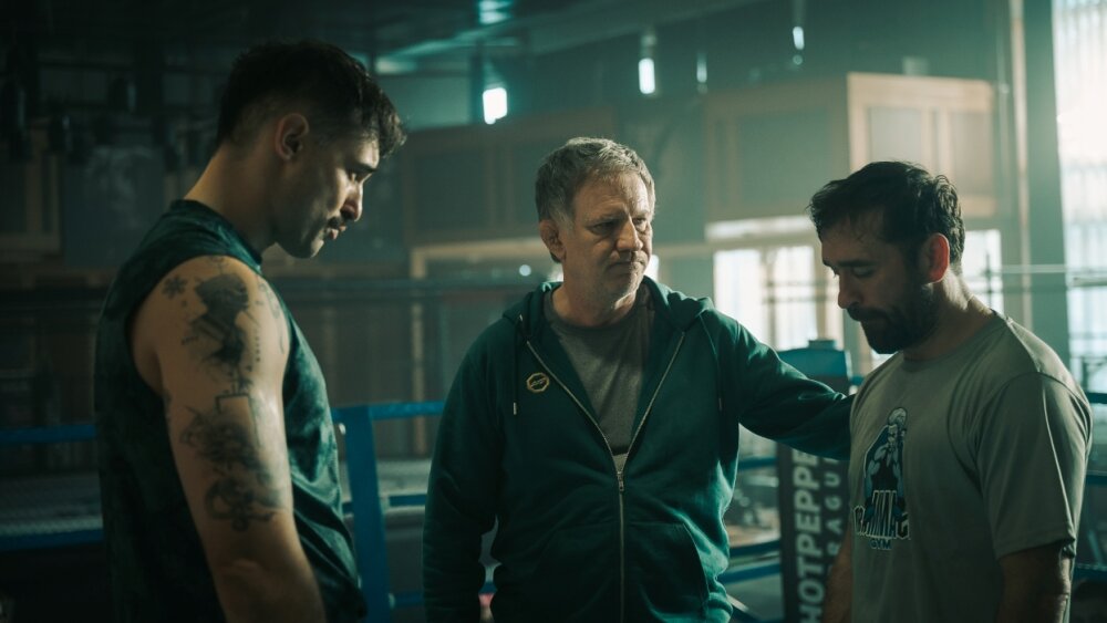 Bojovník_Hoffov sparingpartner Adam Vacula a šéftréner Martin Finger so svojím zverencom v podaní Milana Ondríka_zdroj Bontonfilm.jpg