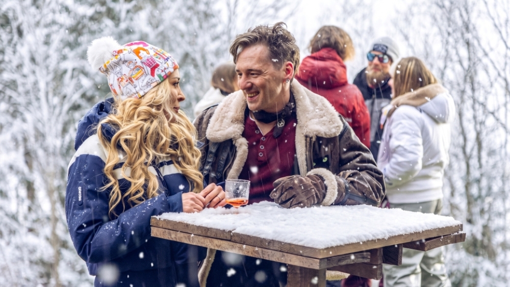 Pod Sněžkou_Jan Nedbal a Nicole Šáchová (zdroj  Bontonfilm).jpg
