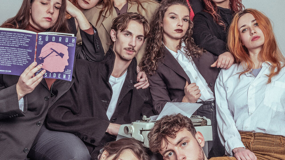 02_Celé obsadenie_indoor.jpg