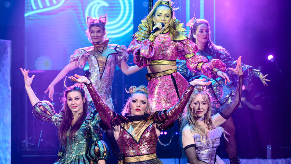 SIX, foto R.Tappert dole M.CocuĖa Poly†kov†, B.śvidraŚov†, M.Dr°nov†, hore M.Doln†, L. Machcin°kov†, D.Sumega Demescov†.jpg